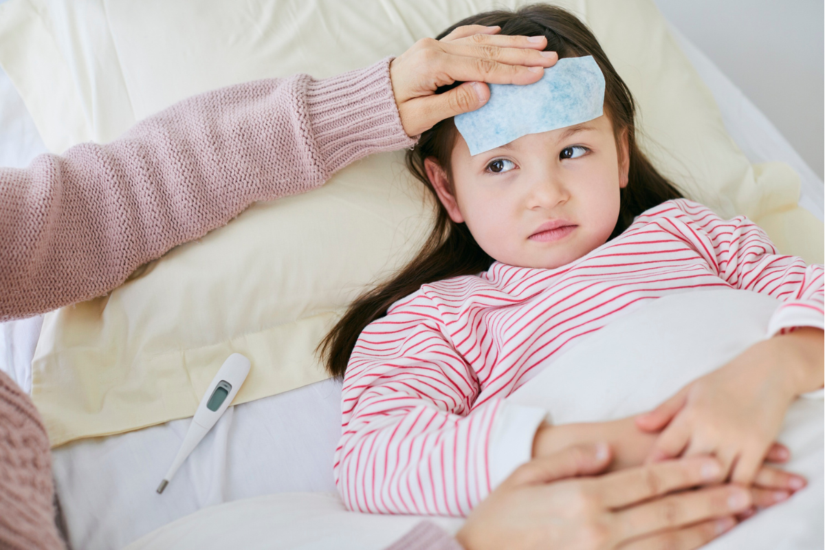 Cúm A thường xuất hiện các triệu chứng như sốt, ho, hắt hơi,...